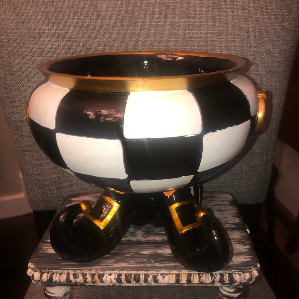 👻 Decorative Black and White Checkerboard Cauldron  Bowl with Witch feet